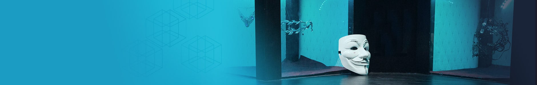Un masque Anonymous devant une vitrine contenant des bijoux